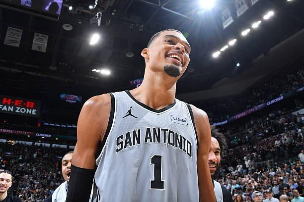 开云体育-文班亚马常规赛数据：场均25分11.5篮板3.1盖帽，蝉联盖帽王